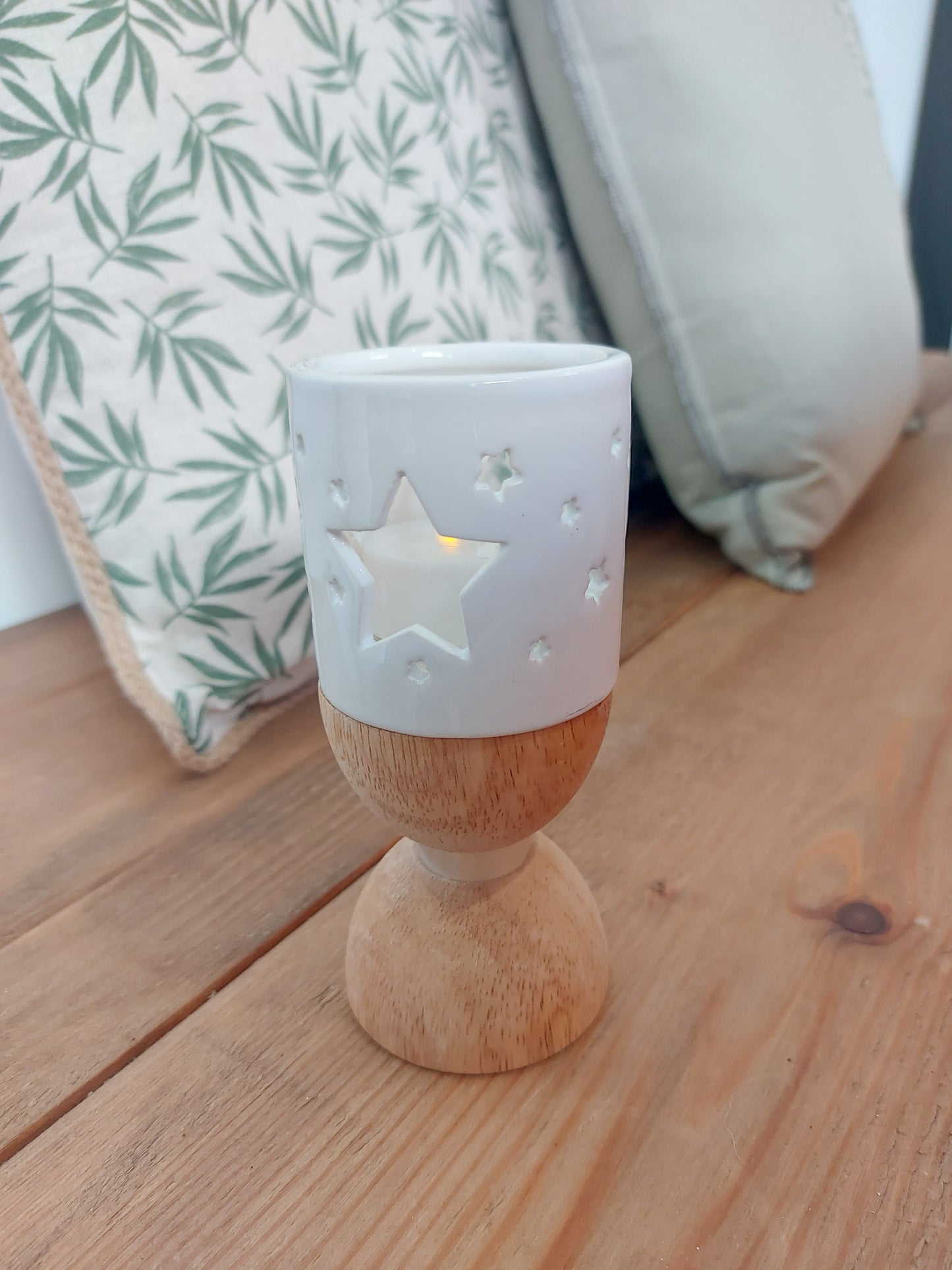 Portavela estrella de cerámica y madera natural