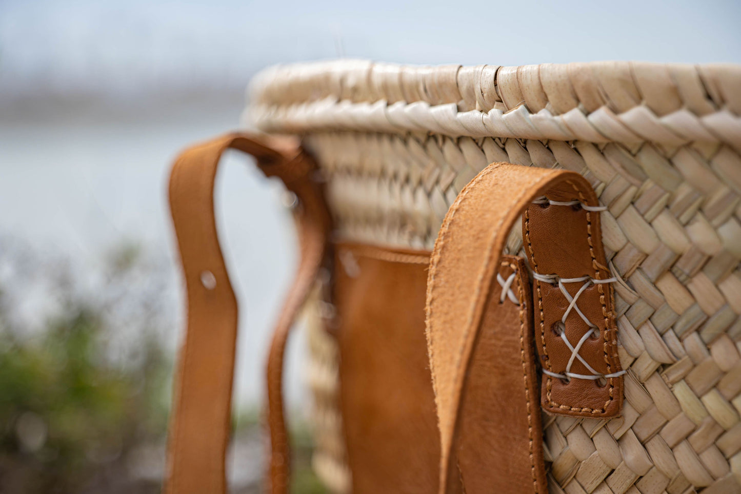 Capazo con asa regulable de piel