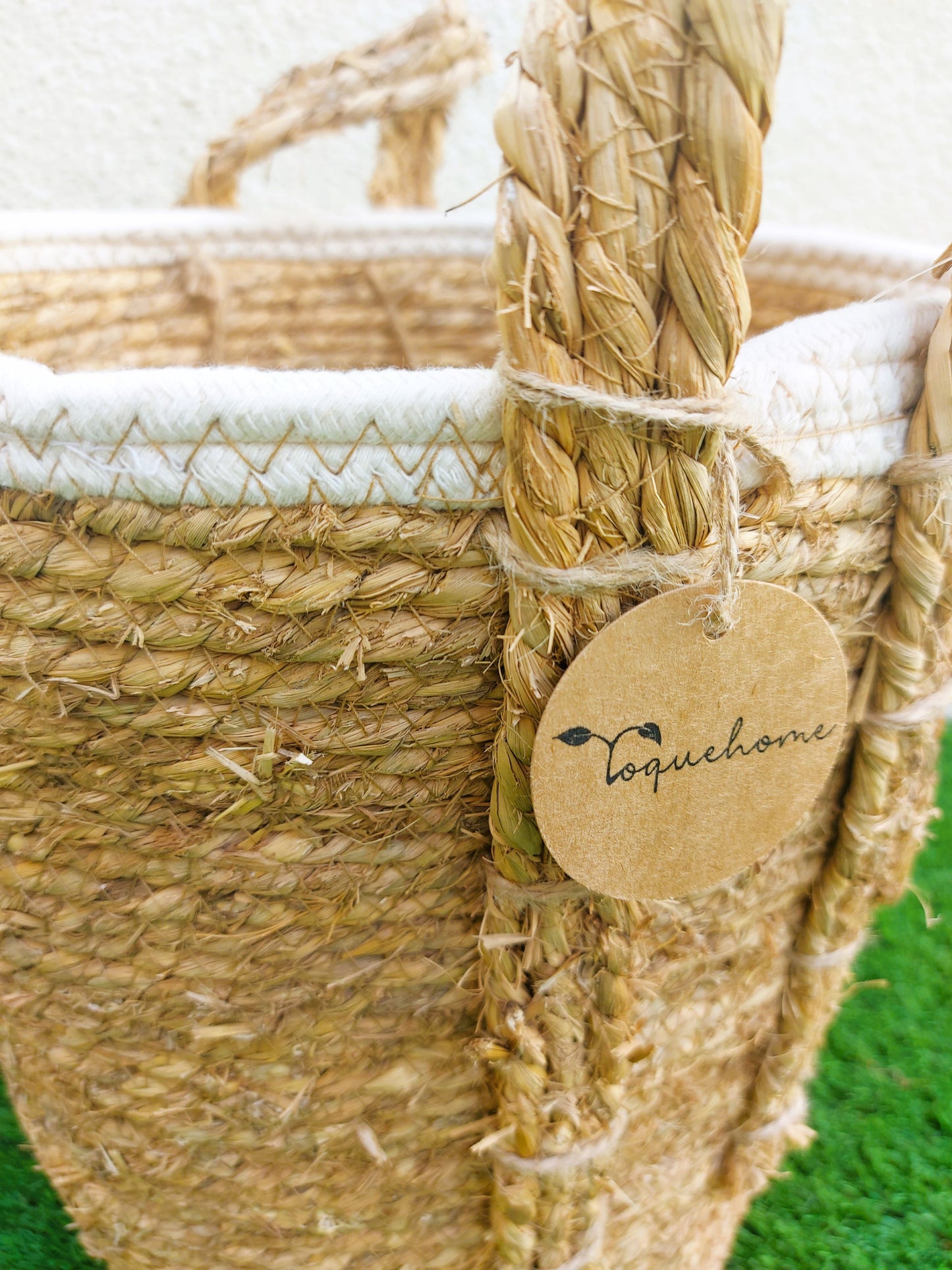 Cesta de fibras con asas en color natural y filo blanco