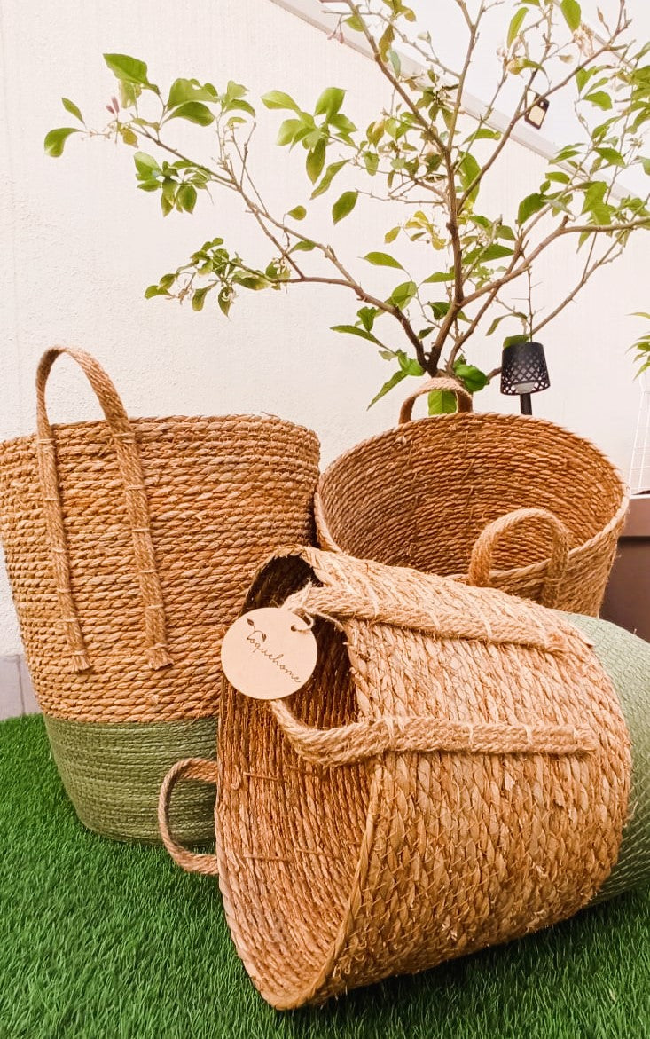 Cesta con asas de fibras en color natural y verde