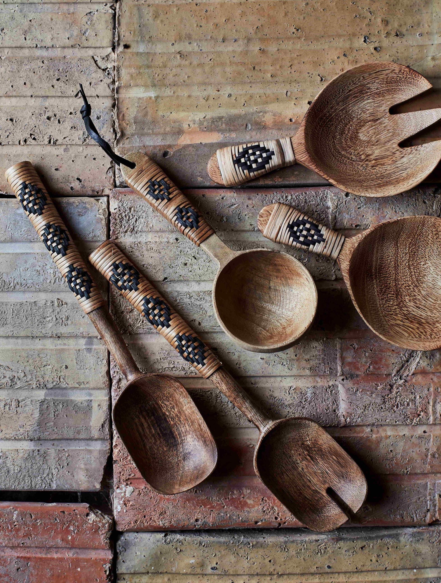 Cuchara de madera para servir con mango decorado ratán