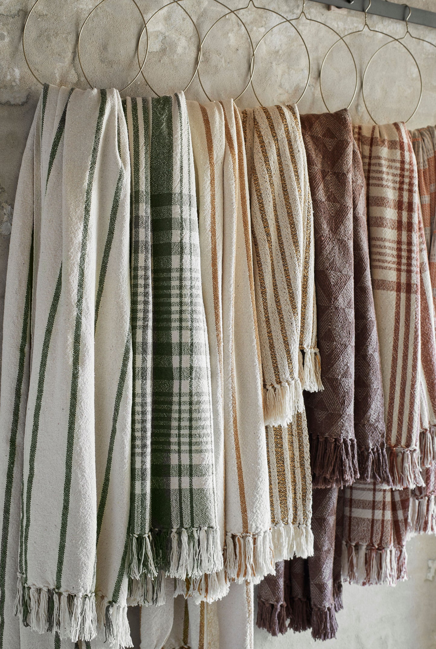 Manta de algodón reciclado en blanco roto y verde oscuro