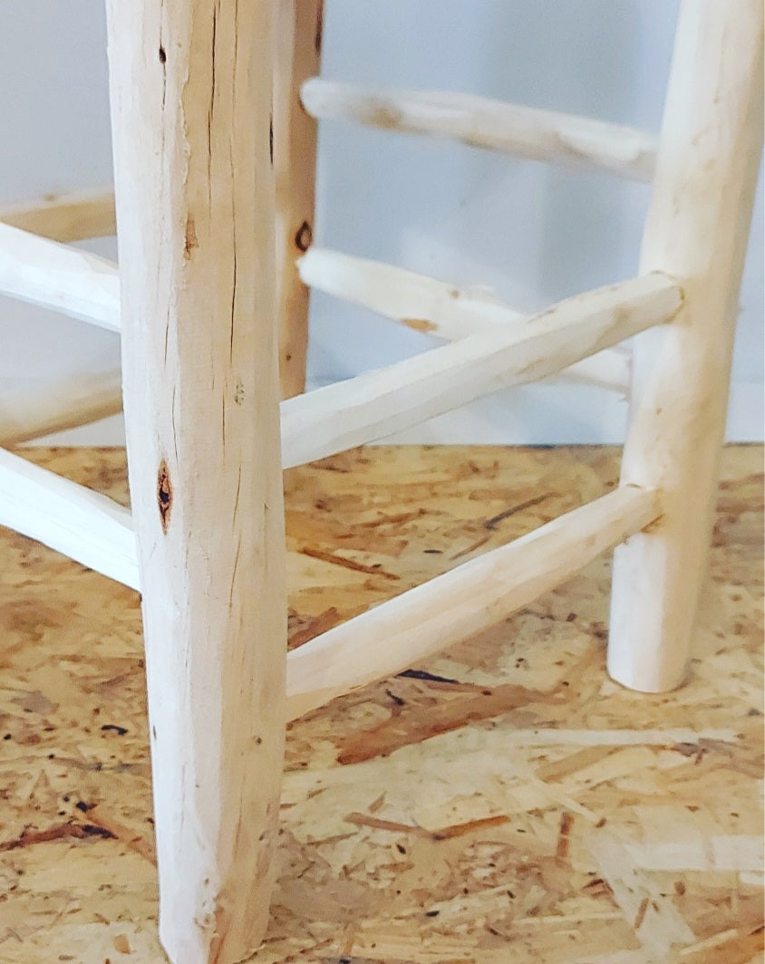 Taburete de madera y fibras naturales