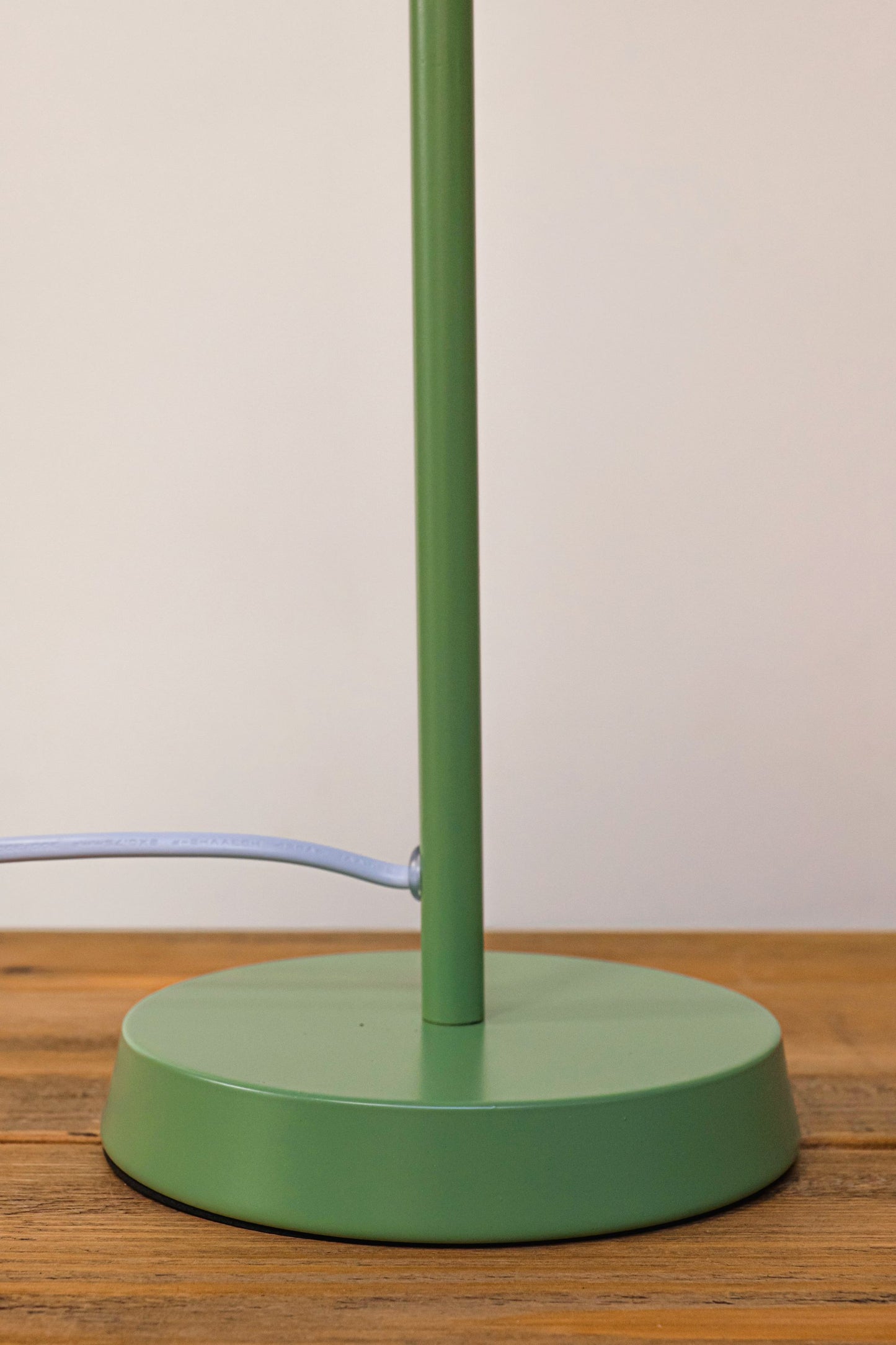 Lámpara sobremesa de metal